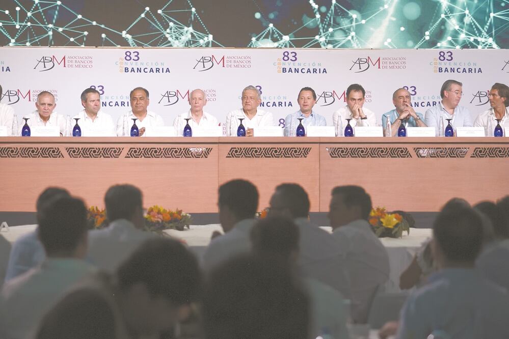 El presidente Andrés Manuel López Obrador (centro) encabezó la clausura de la 83 Convención Bancaria, en la que estuvo acompañado por representantes del sector privado. Foto: SALVADOR CISNEROS. EL UNIVERSAL