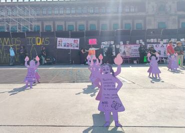Entre vallas, familiares de mujeres víctimas de desaparición y feminicidio protestan en Palacio Nacional; hacen huelga de hambre