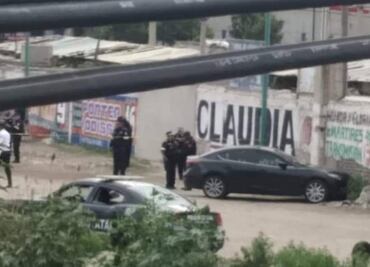 Balean auto en el Bordo de Xochiaca; muere un pasajero y hay 3 heridos