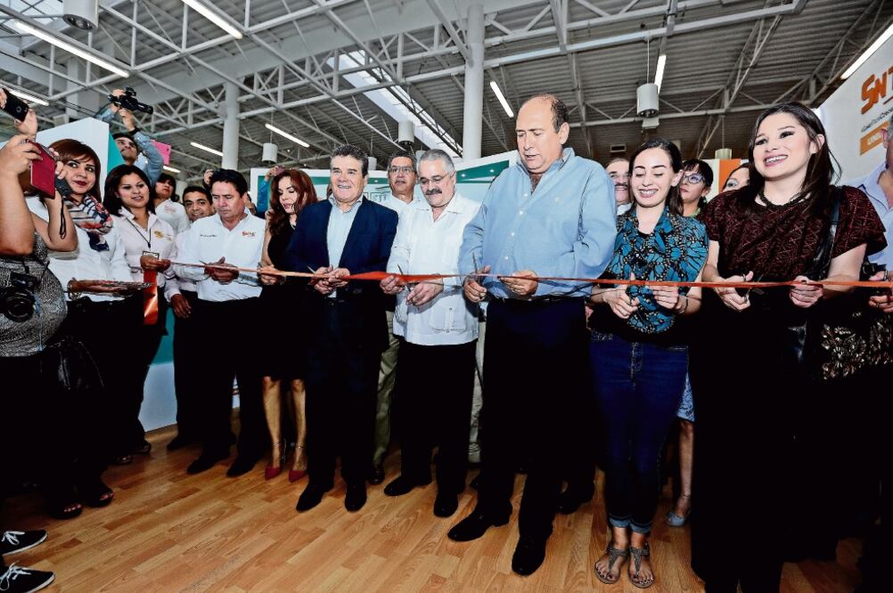 El líder del SNTE, Juan Díaz de la Torre, el gobernador Rubén Moreira y la titular del INAI, Ximena Puente, al inaugurar el stand del sindicato en la FILA (ARCHIVO. EL UNIVERSAL)