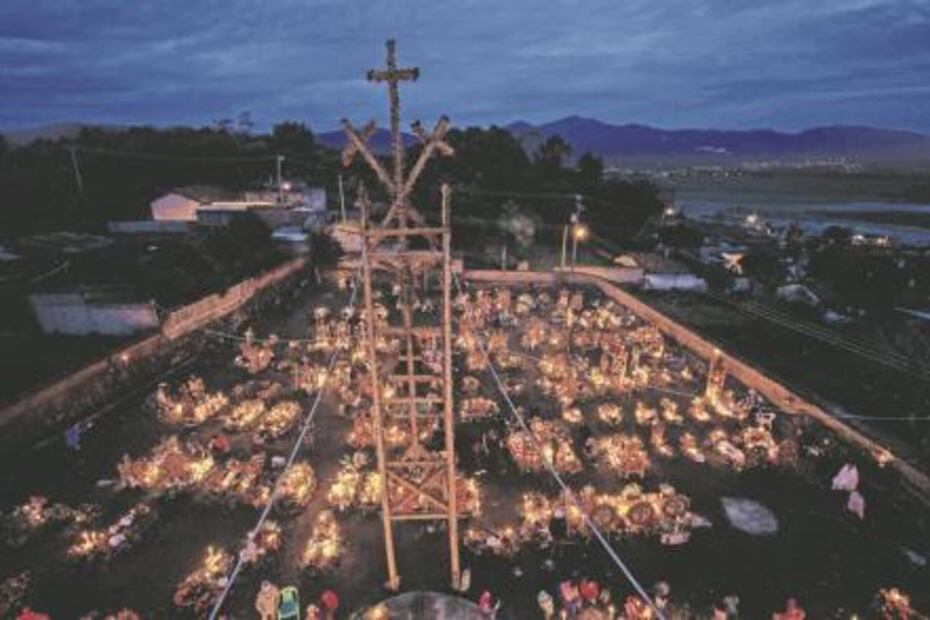 Velas y flores en honora sus seres queridos