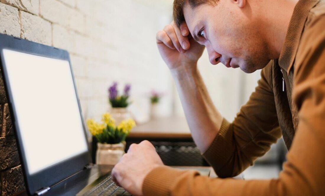 Un 35% de los trabajadores en México sufre síntomas de ansiedad o depresión, de acuerdo con una encuesta de la consultora WTW. Fuente: Freepik.