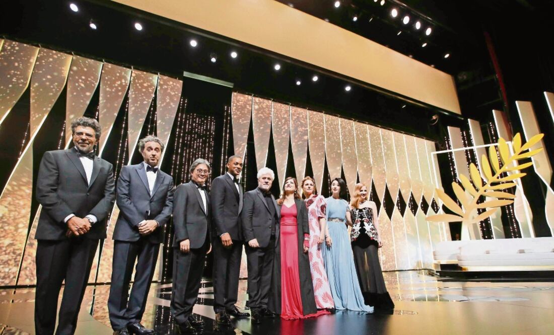 En la ceremonia de inauguración posó el jurado del festival, encabezado por Pedro Almodóvar. (STEPHANE MAHE. REUTERS)