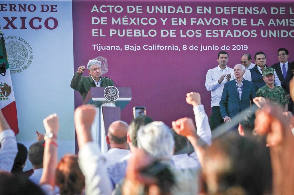 En Tijuana, al encabezar el acto de Unidad en Defensa de la Dignidad de México, el presidente Andrés Manuel López Obrador, acompañado por integrantes de su gabinete; senadores y diputados. Foto: FOTOS: DIEGO SIMÓN. EL UNIVERSAL