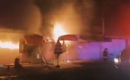 Incendio consume locales del bazar Lomas Verdes en Naucalpan