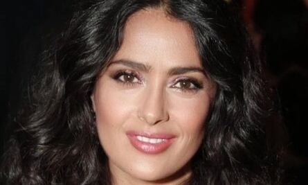 Conoce la práctica milenaria que practica Salma Hayek para eliminar las arrugas de su rostro