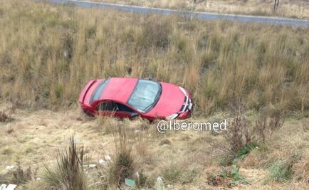 Automóvil vuelca en la autopista Naucalpan-Toluca