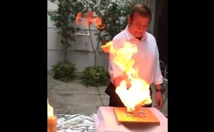 Candidato de Puebla prende fuego a su mano para declararse listo para debate; lo tunden en redes