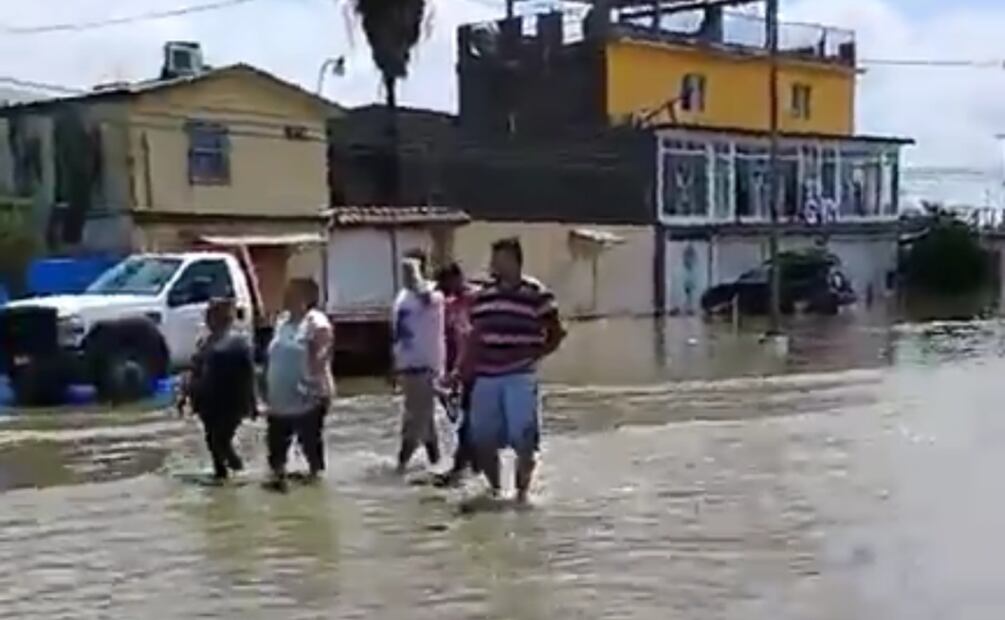 Vecinos afectados salen a las calles inundadas en busca de alimento para su familia (28/03/2025). Foto: Sandra Tovar / EL UNIVERSAL