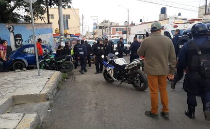 Riñen pobladores con policías en Topilejo tras detención de presuntos narcomenudistas