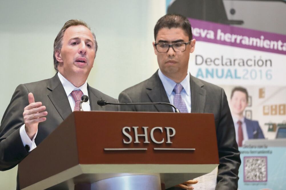 José Antonio Meade, secretario de Hacienda y Crédito Público, y Osvaldo Santín, jefe del SAT. Datos oficiales indican que se han reembolsado 17 mil 351 millones de pesos, un promedio de 8 mil 279 pesos por cada causante (LUCÍA GODÍNEZ. EL UNIVERSAL)