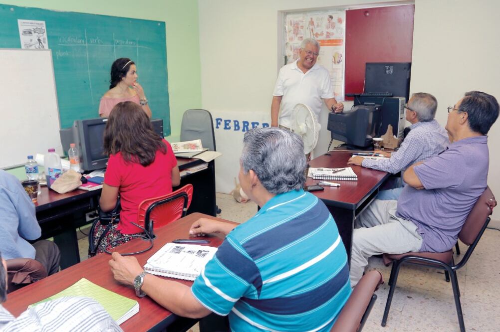 Hace 20 años Virgilio Arteaga González fundó la Asociación Civil Abuelos Trabajando y hoy tiene una escuela donde les imparte capacitación en computación, inglés, fisioterapia y enfermería, entre otras áreas (FOTOS: AMALIA ESCOBAR. EL UNIVERSAL)