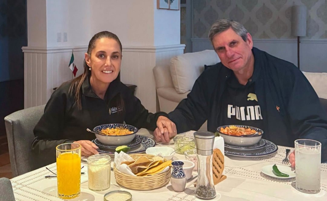 Claudia Sheinbaum festeja su cumpleaños con pozole y en compañía de su esposo, Jesús María Tarriba. Foto: Especial.