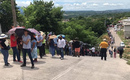 Jóvenes abarrotan centro de vacunación en Chiapa de Corzo, Chiapas
