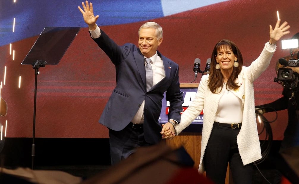 El triunfo de Kast
El líder y fundador del Partido Republicano (derecha), José Antonio Kast, se convirtió en el Presidente electo con un apoyo del 58% de los votos en el balotaje del 15 de diciembre y prometiendo un “gobierno de emergencia” para hacer frente a los problemas más apremiantes del país: seguridad, migración y economía. En su primer discurso tras el triunfo pidió paciencia para esperar los resultados de sus políticas y respeto a sus contrincantes, mientras que reconoció el respaldo que había recibido de otras alternativas de derecha y de centro para ganar el balotaje. Asumirá la Presidencia el 11 de marzo de 2026 y es el primer presidente en 67 años que vivirá en la sede de Gobierno. Foto: Cristian Carvallo / El Mercurio, Chile