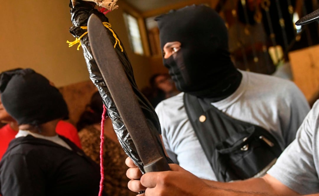 Cuando los sacerdotes lograron abrirse paso entre la multitud para entrar a la iglesia fueron agredidos físicamente por los paramilitares y turbas sandinistas (Foto: AFP)