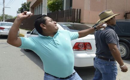 Maestros lanzan huevos al Congreso de Guerrero