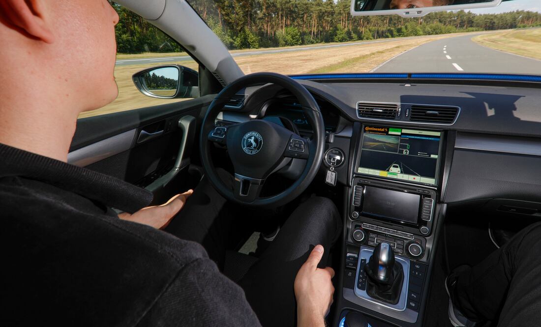 Prueban vehículos autónomos en viaje transfronterizo de casi 500 km