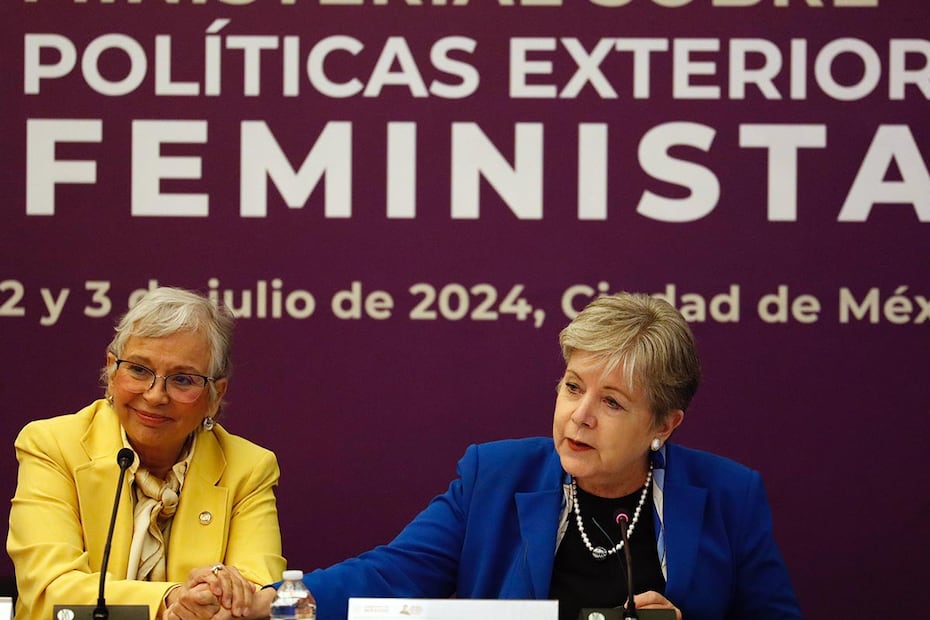 Alicia Bárcena, entonces titular de la SRE, junto a Olga Sánchez Cordero, entonces senadora, durante la clausura de la III Conferencia Ministerial sobre Políticas Exteriores Feministas en julio de 2024.