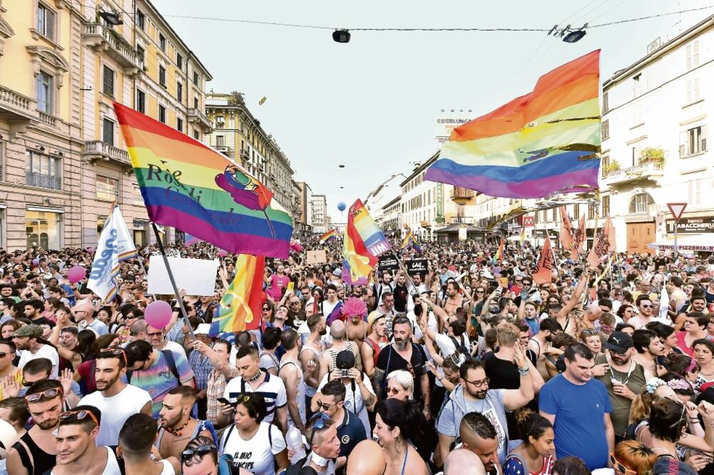 Miembros y simpatizantes del colectivo LGBTTTI, durante la edición número 15 del Orgullo Milán, celebrado ayer en esta ciudad italiana. (EFE)