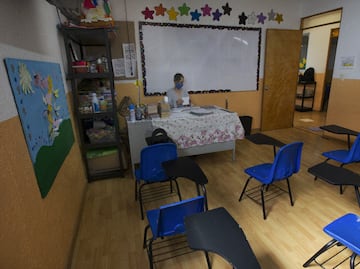 Mexico will broadcast classes on TV, children will stay at home