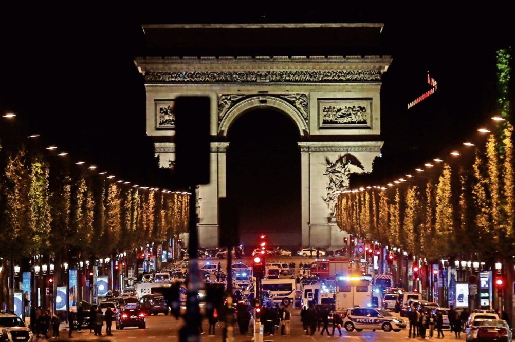 El candidato presidencial francés Jean-Luc Mélenchon (der.), estuvo acompañado ayer en su cierre de campaña por el líder del español Podemos, Pablo Iglesias (segundo a la der.). (ETIENNE LAURENT. EFE)
