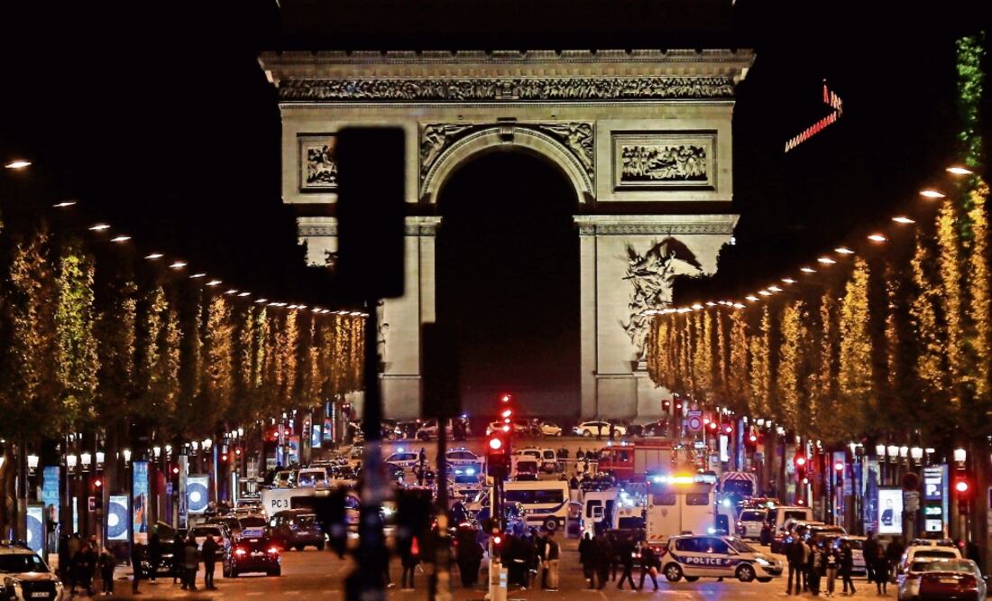 El candidato presidencial francés Jean-Luc Mélenchon (der.), estuvo acompañado ayer en su cierre de campaña por el líder del español Podemos, Pablo Iglesias (segundo a la der.). (ETIENNE LAURENT. EFE)