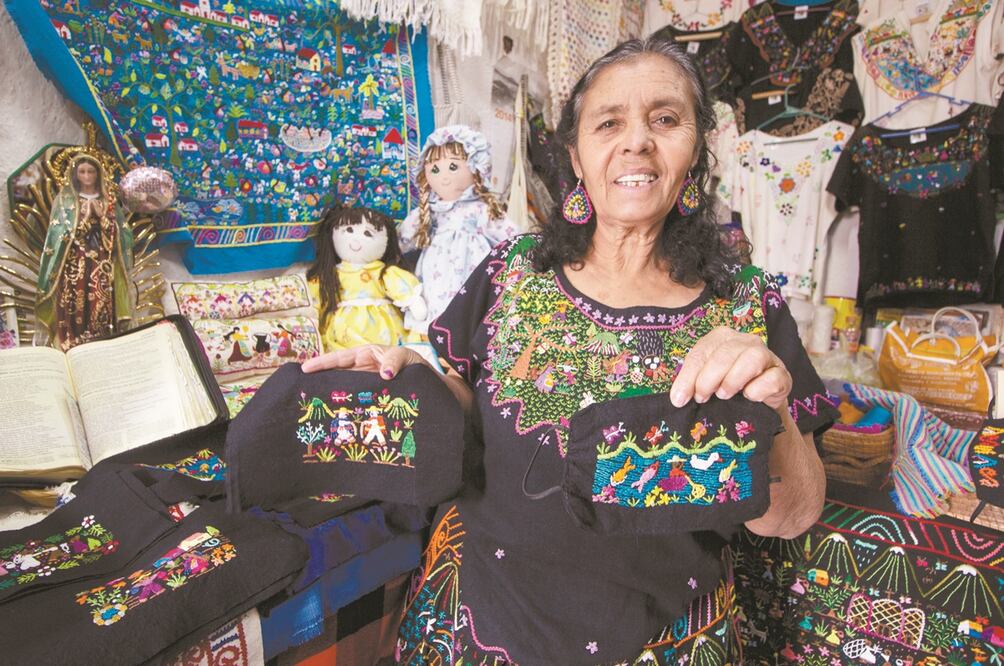 Para Bertha Servín, el plasmar sus creaciones en los cubrebocas tiene el objetivo de cruzar fronteras, que sus prendas sean reconocidas en más lugares del país e, incluso, en el extranjero. Fotos: CHARBELL LUCIO