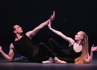 Despiden a bailarines por divulgar fotos de desnudos