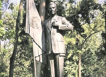 Colocan estatua de EPN en la casa