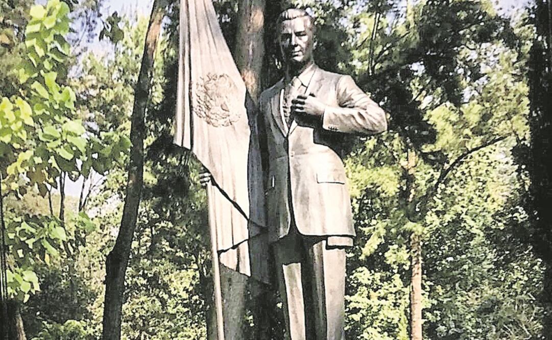 La estatua de Enrique Peña Nieto recién fue colocada en la Calzada de los Presidentes, dentro de la Residencia Oficial de Los Pinos (ESPECIAL)