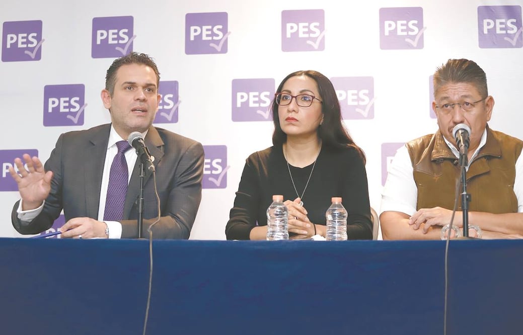 Jorge Argüelles (izq.) dijo que el PES tiene el apoyo de Morena para avalar una reforma que permita a los partidos nuevos aliarse con los consolidados. Foto: BERENICE FREGOSO. EL UNIVERSAL