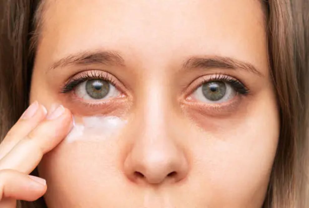 Tanto las ojeras como las bolsas hacen que la mirada luzca cansada. Foto: Unsplash