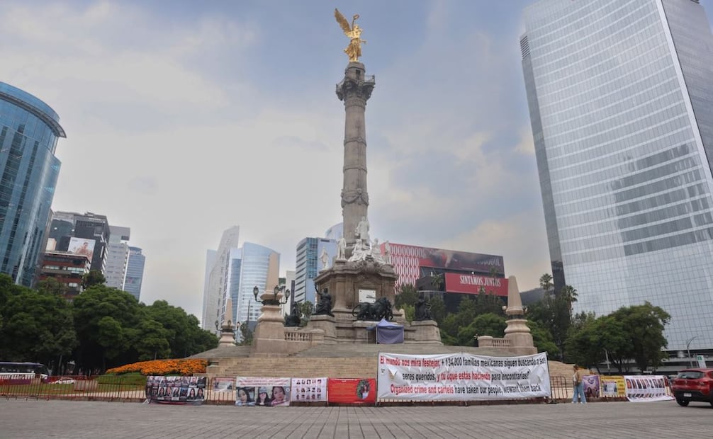 Retiran el antimonumento instalado frente al Ángel de la Independencia, colocado un día antes durante la marcha y acto conmemorativo por el primer aniversario de la desaparición de Ana Ameli. La estructura, que hacía referencia a las más de 135 mil personas desaparecidas en México, fue removida de la vía pública.

Foto: Osmar Alvarado | El Universal.