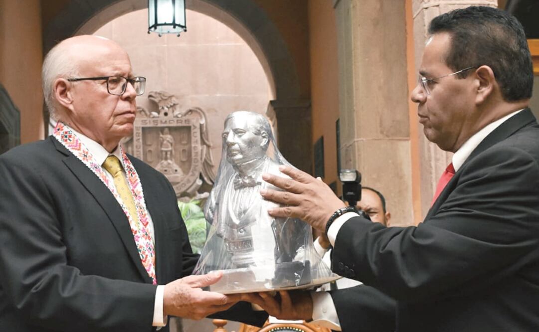 El secretario de Salud recibió una distinción de la comunidad universitaria. FOTO: CORTESÍA SSA