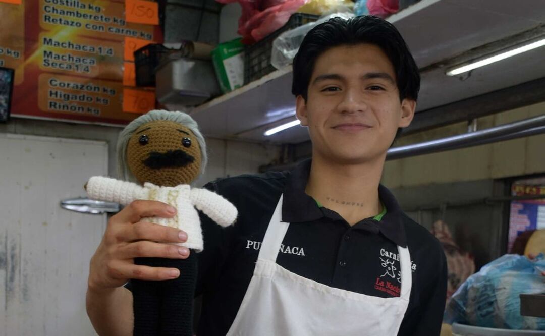 Estrada Ferreiro regala peluches en el mercado. Foto: Javier Cabrera