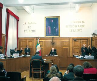 Corte niega recursos a INE para consulta popular