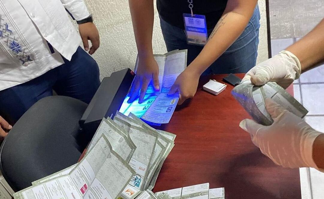 Un conjunto de boletas electorales marcadas con votos a favor del actual presidente municipal de Santa Cruz Xoxocotlán, Inocente Castellanos Alejos, fue encontrado en la calle Camino al Mogote. Foto: especial