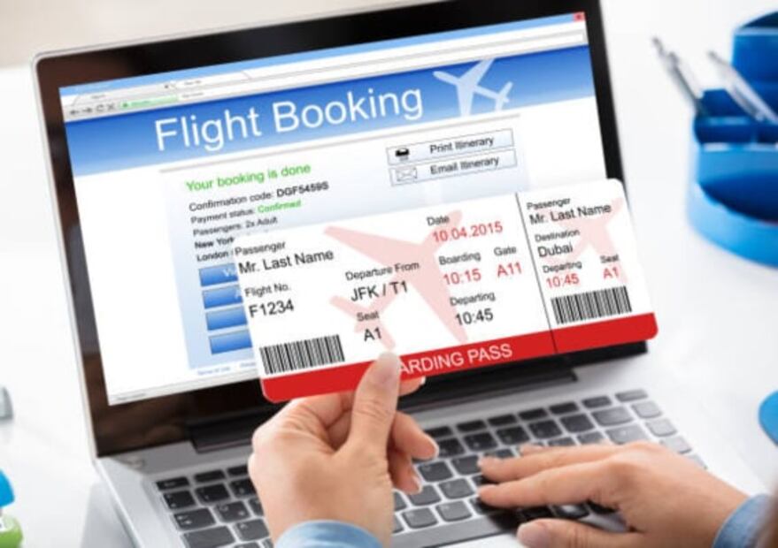¿Por qué NUNCA debes compartir fotos de tus boletos de avión?