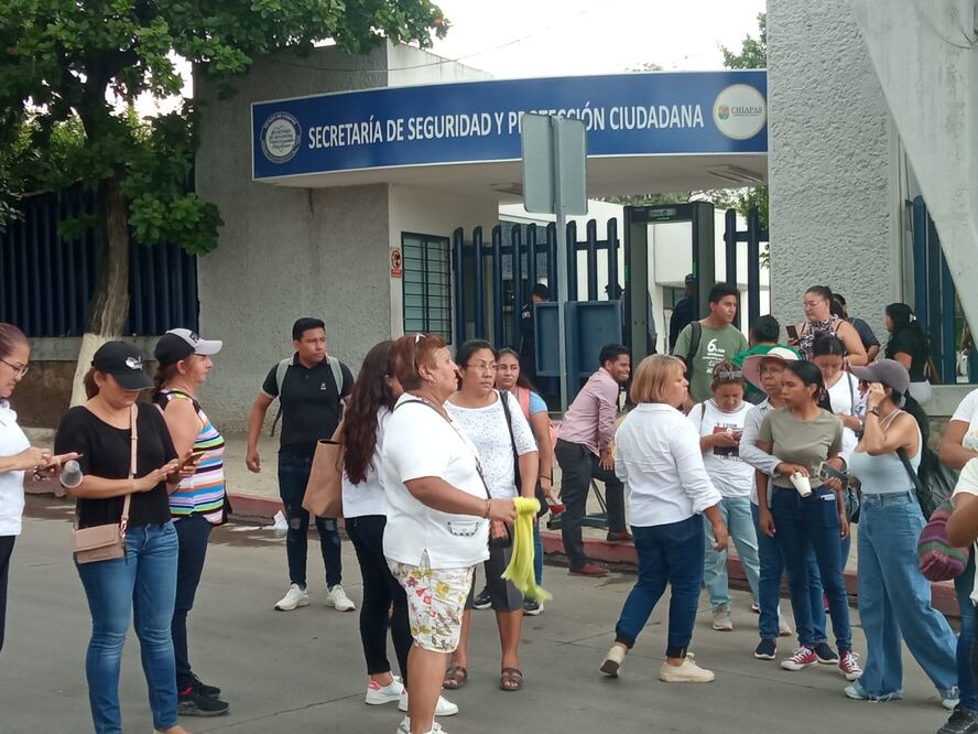 Antes de bloquear el libramiento sur, los familiares realizaron una protesta en el exterior del Palacio de Gobierno estatal. Foto: Especial