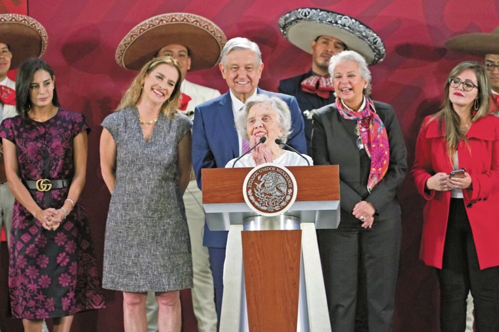 La escritora Elena Poniatowska fue una de las que dedicó unas palabras con motivo de la celebración del Día de la Madre en Palacio Nacional. Foto: PRESIDENCIA