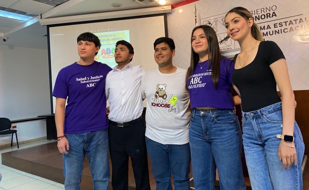 Luis Mada, Javier Sombras, Fabián Díaz, Camila Espinoza y Marisa Gutiérrez, integrantes de la agrupación "Salud y Justicia, sobrevivientes ABC" (05/05/2025). Foto: Javier Escobar / EL UNIVERSAL