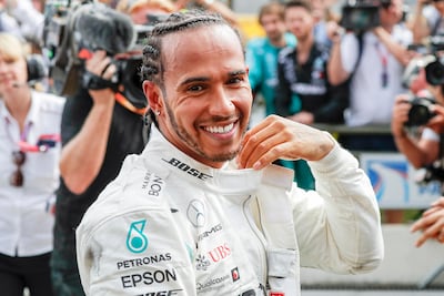 Así se disculpó Lewis Hamilton por tirar el celular de un fan