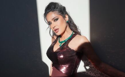 Salma Hayek impacta con bikini y body chain en portada de revista