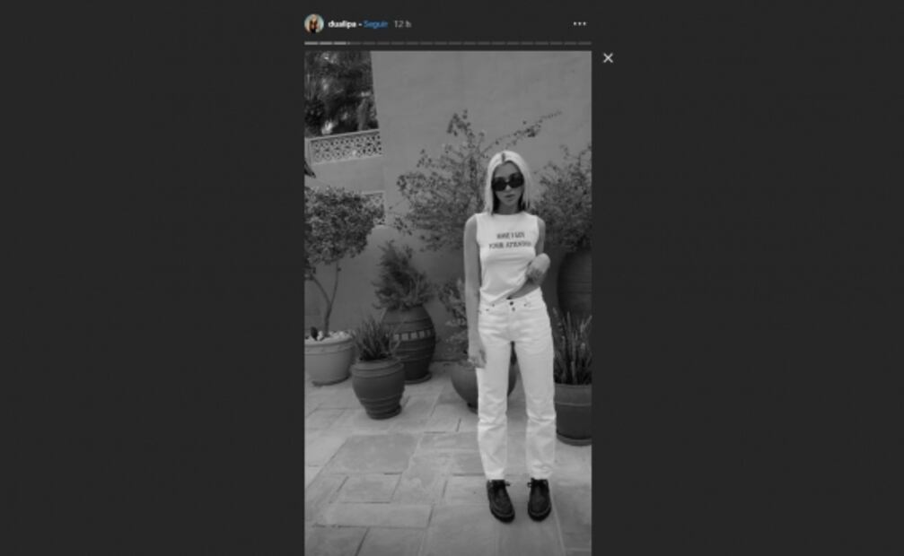 Dua Lipa llama la atención en Instagram con camiseta y sin sostén