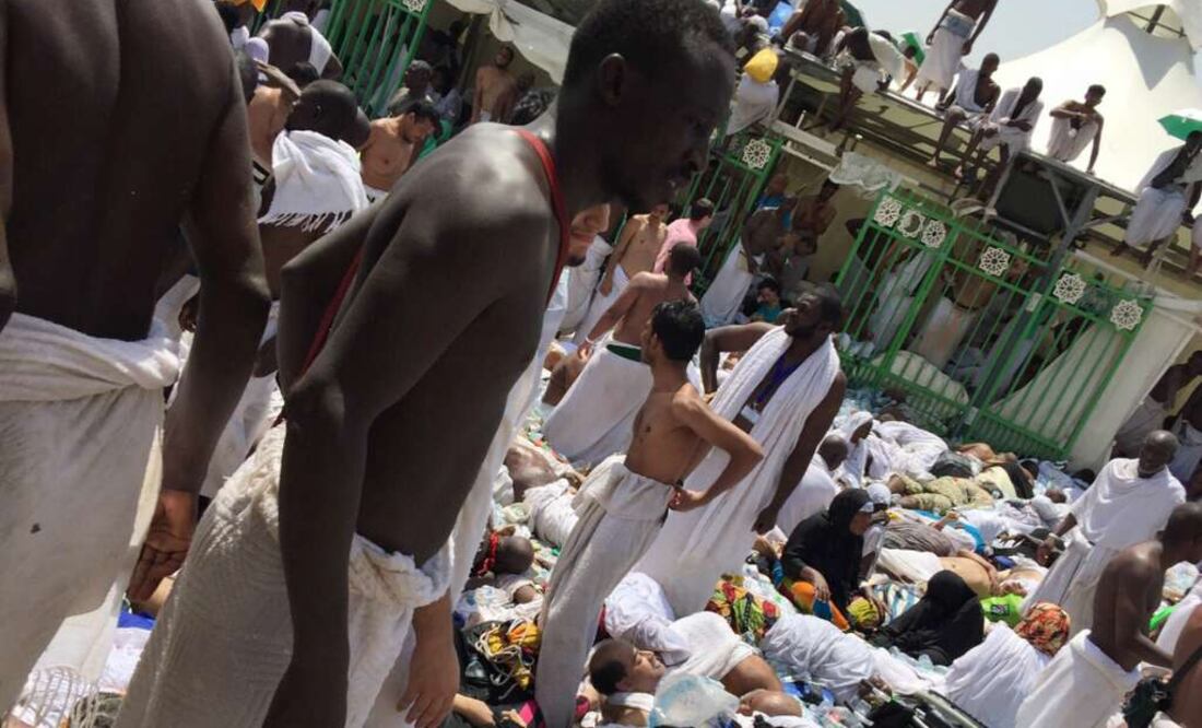 Peregrinos musulmanes se reúnen entre las víctimas de una estampida durante la peregrinación anual del hajj, cerca de La Meca. Foto: AP