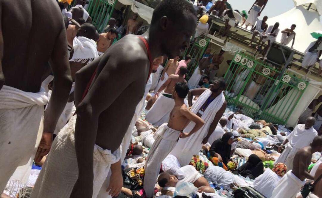 Peregrinos musulmanes se reúnen entre las víctimas de una estampida durante la peregrinación anual del hajj, cerca de La Meca. Foto: AP