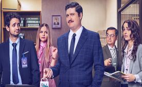 Godínez de “La oficina” celebran estreno en la cantina 