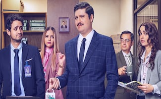 Godínez de “La oficina” celebran estreno en la cantina 