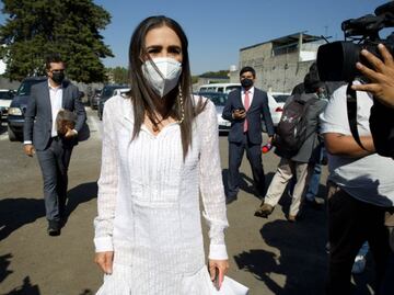 "Hoy abrazo a mi mamá", dice hija de Rosario Robles al arribar al Reclusorio Sur